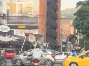 Motociclista choca contra taxi en Cali al intentar huir de control de tránsito en la Avenida Roosevelt
