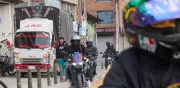 Motociclistas invaden andenes en Bogotá: 20.000 sanciones en 2025 y riesgo para peatones