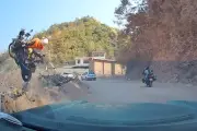 Mujer sobrevive milagrosamente tras caer con su moto por barranco en China