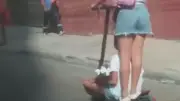 Mujer transporta a niña en brazos sobre patineta en Barranquilla, generando alarma por seguridad vial