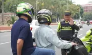Multas por exceso de pasajeros en moto: hasta $875.453 y beneficios por pronto pago