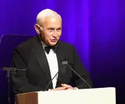 Multimillonario Les Wexner admite visita a isla de Epstein, niega conocer sus crímenes