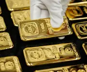 Oro sube por incertidumbre arancelaria y tensiones con Irán