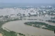 Periodista de Caracol Radio relata en vivo cómo inundaciones en Montería arrasaron su hogar