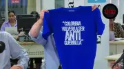 Pinzón regala camisetas con mensaje 'Colombia volverá a ser antiguerrilla' en debate de La Gran Consulta