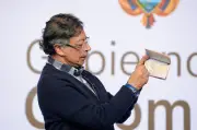 Presidente Petro presenta nuevo esquema de pasaportes tras polémica licitación