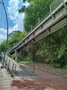 Puente peatonal vandalizado en Bucaramanga genera alerta por riesgo de accidentes