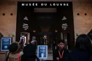Redada policial en el Louvre destapa red de fraude masivo de entradas y guías turísticas