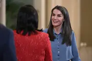 Reina Letizia recibe a decanos extranjeros y destaca compromiso con salud en audiencias