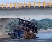 Remolcador se hunde tras chocar contra puente Guillermo Gaviria en el río Magdalena