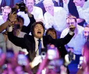 Senado argentino aprueba reforma laboral de Milei tras maratónico debate y protestas