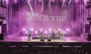 The Cardigans cautivan Bogotá con pop nostálgico y evolución sonora en Festival Ondas