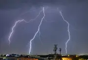 Tormenta eléctrica azota Cali en madrugada intensa: apagones y temor en barrios del sur