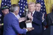 Trump recibe premio de industriales del carbón y ordena al Pentágono priorizar su uso