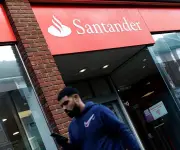 TSB suspende pago de dividendos a Sabadell tras venta a Santander en operación multimillonaria