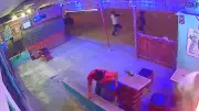 Video capta asesinato de barbero en bar por hombres armados en Colombia