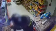 Violento ataque en Bogotá: hombre golpea y amenaza a vigilante con pistola en supermercado