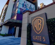 Warner Bros. reporta caída en ventas y utilidades, pero supera previsiones de Wall Street