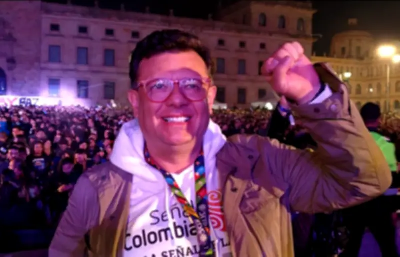 50 mujeres denuncian estrategia sistemática de Hollman Morris para silenciar denunciantes