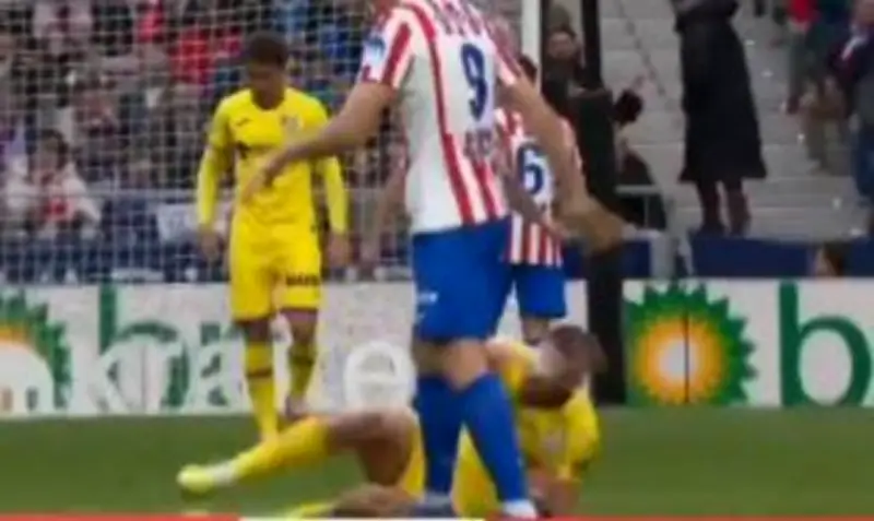 Abdel Abqar expulsado por pellizcar genitales a Sorloth en partido Getafe vs Atlético