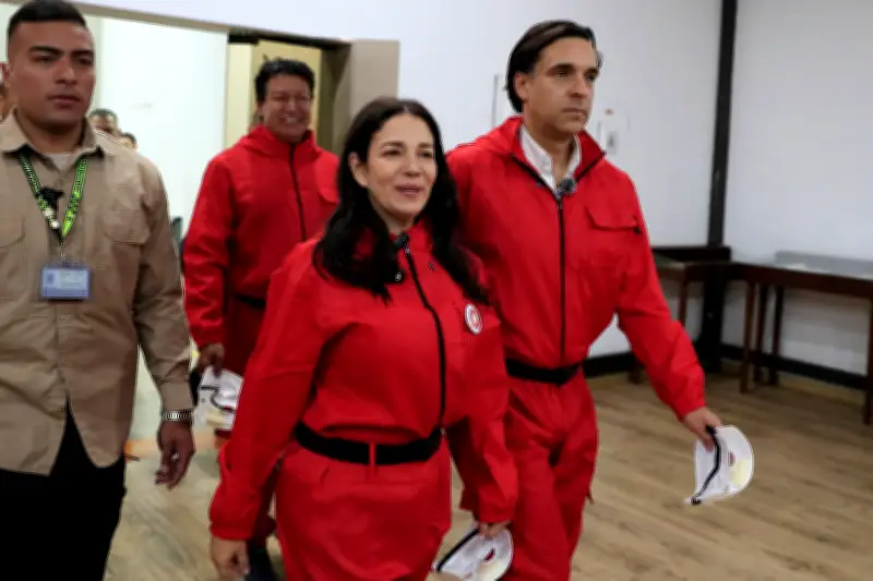 Abogada se postula a Presidencia con máscara de Dalí y más de un millón de firmas