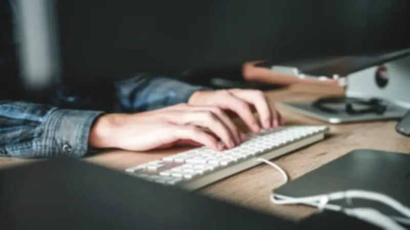 Abogado de Petro defiende los 120 trinos sobre software RG10 como fortalecimiento democrático