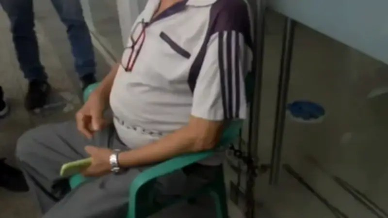 Abuelito de 73 años se encadena en Nueva EPS de Cúcuta exigiendo medicamentos