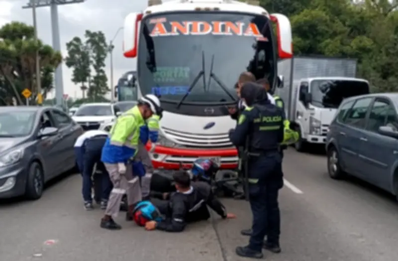 Accidente en Autopista Norte de Bogotá deja motociclista lesionado tras choque con bus