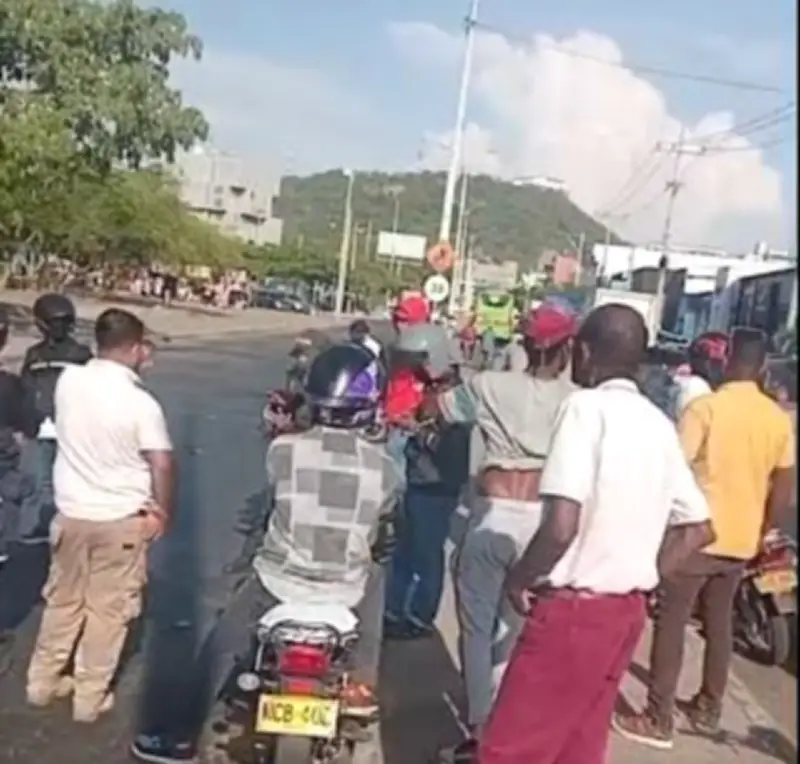 Accidente en Cartagena deja dos heridos tras colisión entre carro y moto en Pie del Cerro