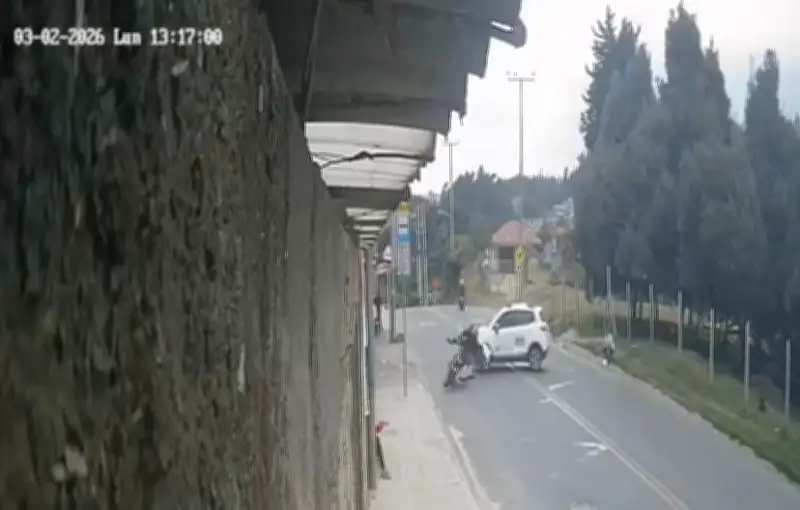 Accidente en Usme: Camioneta hace giro prohibido, choca moto y huye dejando placa