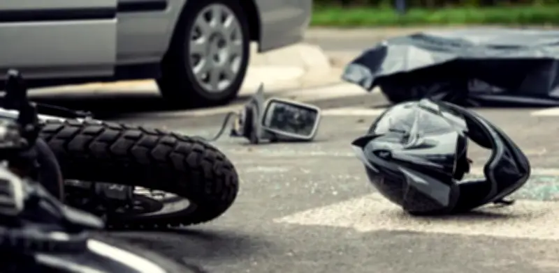 Accidente fatal en Magangué: esposo muere y esposa grave tras choque de moto contra furgón