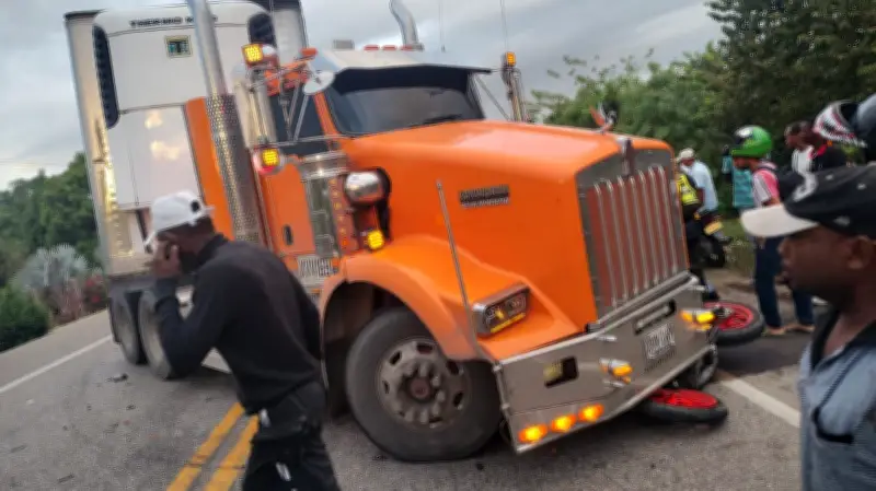 Accidente fatal en Troncal de Occidente: motociclista muere al colisionar con tractomula