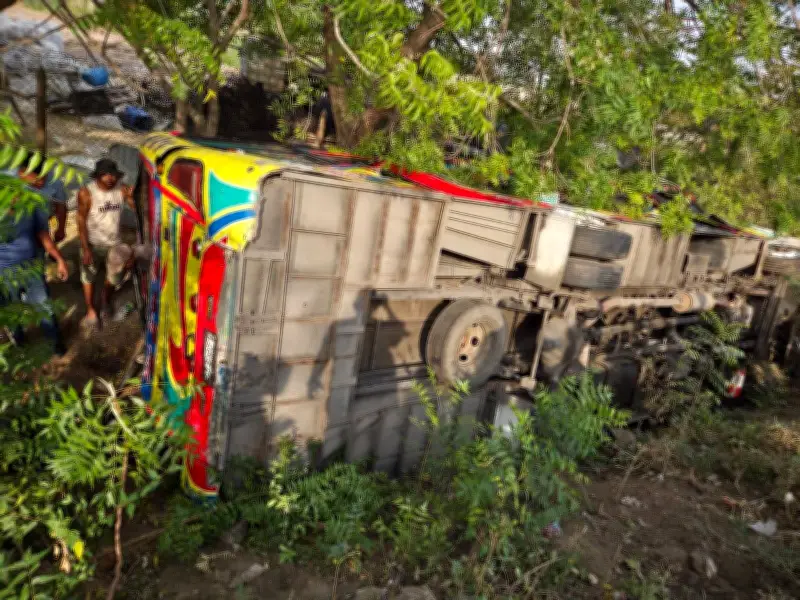 Accidente vial en Atlántico deja un muerto y 15 heridos tras colisión entre bus y motocarro