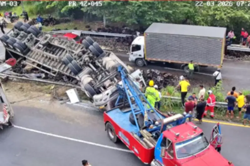 Accidente vial en Bogotá-Melgar: tractocamión volcado deja dos personas atrapadas y cierre total de vía