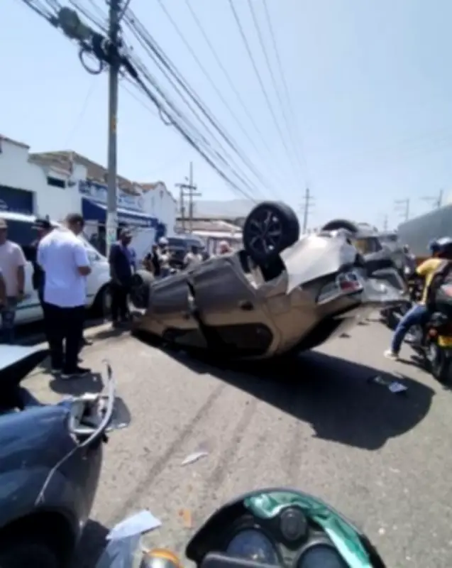 Accidente vial en corredor de carga de Cartagena deja vehículos volcados y congestión