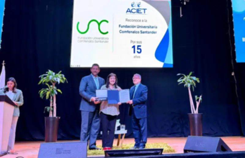 ACIET reconoce a la Fundación Universitaria Comfenalco Santander por sus 15 años de aporte educativo