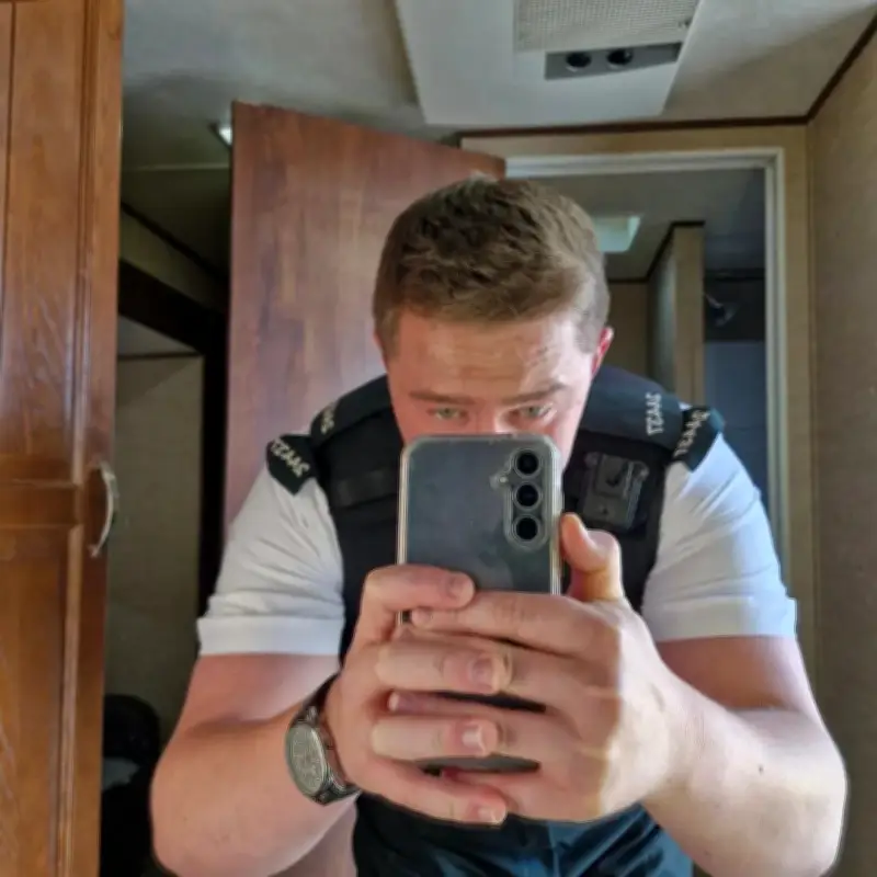 Actor Finnian Garbutt revela diagnóstico terminal de cáncer y reflexiona sobre la vida