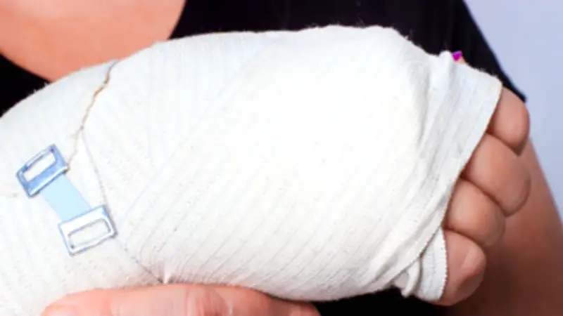 Actor mexicano Jorge Salinas sufre fractura tras caída en bicicleta