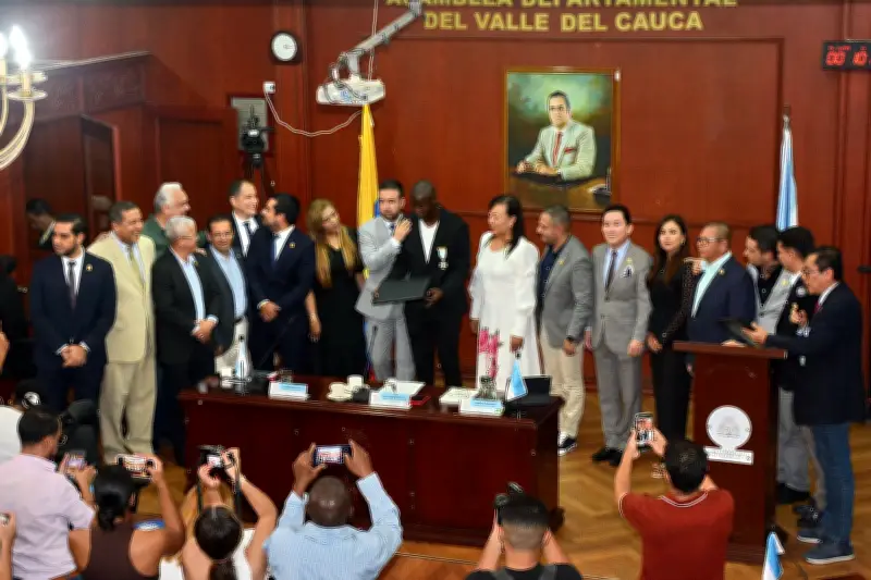 Adrián Ramos recibe condecoración en el Valle: Asamblea lo reconoce como ídolo deportivo y ejemplo social