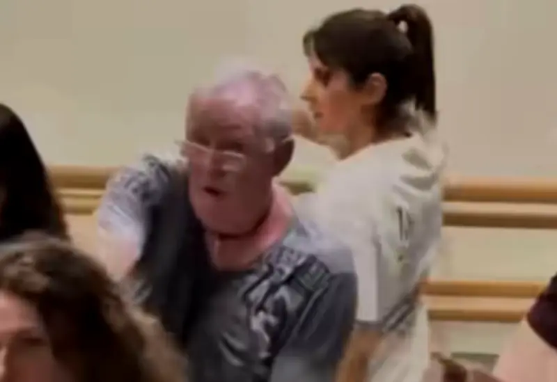 Adulto mayor sorprende al bailar coreografía de Bad Bunny con precisión y energía