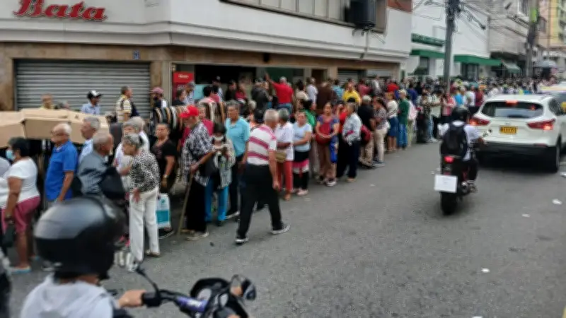 Adultos mayores forman largas filas en Bucaramanga para reclamar bono de $230.000