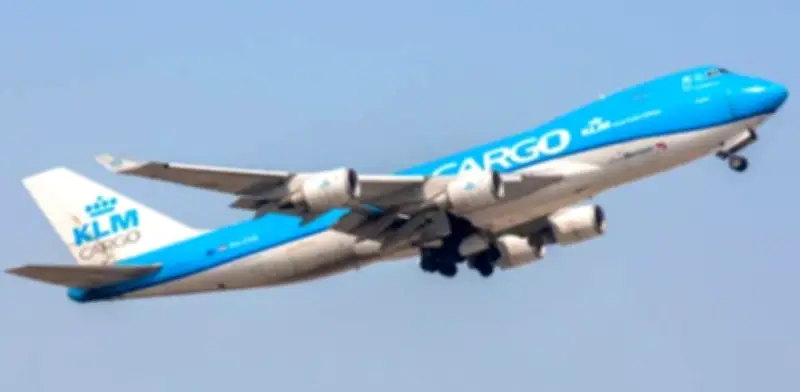 Aerolíneas sufren desplome bursátil global tras ataques a Irán y alza del petróleo