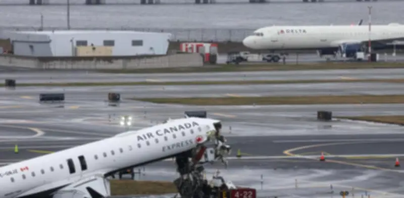 Aeropuerto LaGuardia de Nueva York reabre tras mortal choque entre avión y camión de bomberos