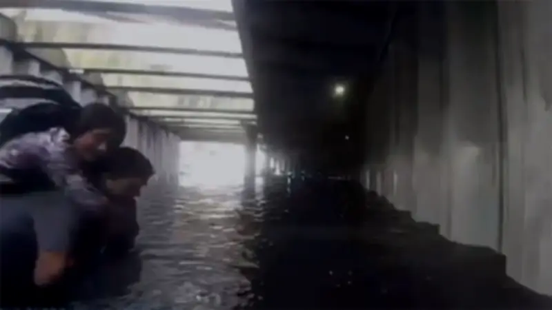 Agentes Civiles Rescatan a Tres Personas Atrapadas en Carro Inundado en Bogotá