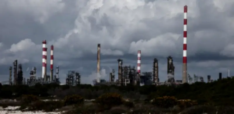 AIE libera 400 millones de barriles de petróleo por cierre del estrecho de Ormuz