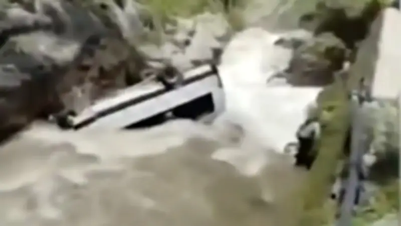 Al menos 12 fallecidos y 8 desaparecidos en grave accidente entre camioneta y bus