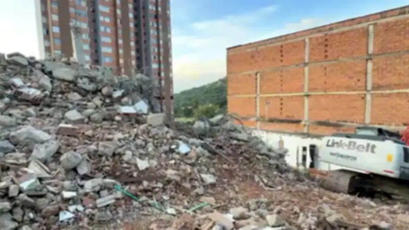 Alcaldía de Medellín activa póliza para cubrir daños en más de 20 casas por obras del Metro de la 80