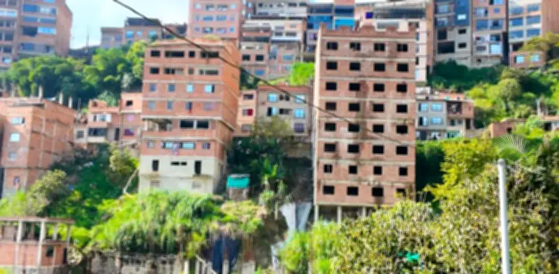 Alcaldía de Medellín investiga 79 construcciones ilegales en el cerro de las Tres Cruces