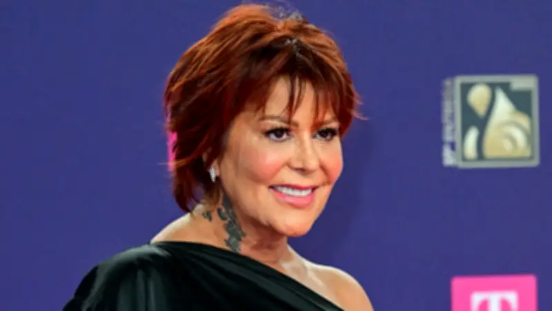 Alejandra Guzmán sufre caída en concierto: se le dislocó la cadera con prótesis de titanio