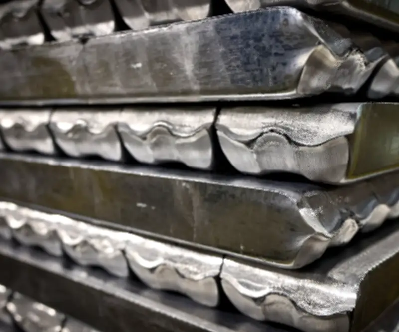 Aluminio se desploma más de 8% en Londres, mayor caída desde 2018 por guerra en Irán